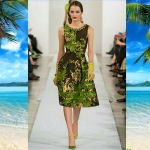 □$6,000 OSCAR DE LA RENTA GOLDEN GREEN STUNNING WOOL SILK RUNWAY DRESS US 2